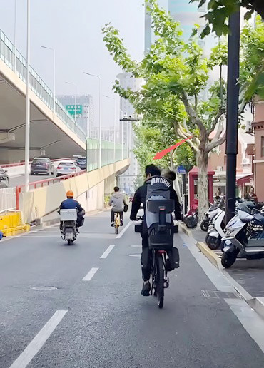 Ngôi sao nổi tiếng một thời giản dị với hình ảnh đạp xe chở con đi học- Ảnh 2. Ngôi sao nổi tiếng một thời giản dị với hình ảnh đạp xe chở con đi học- Ảnh 2.