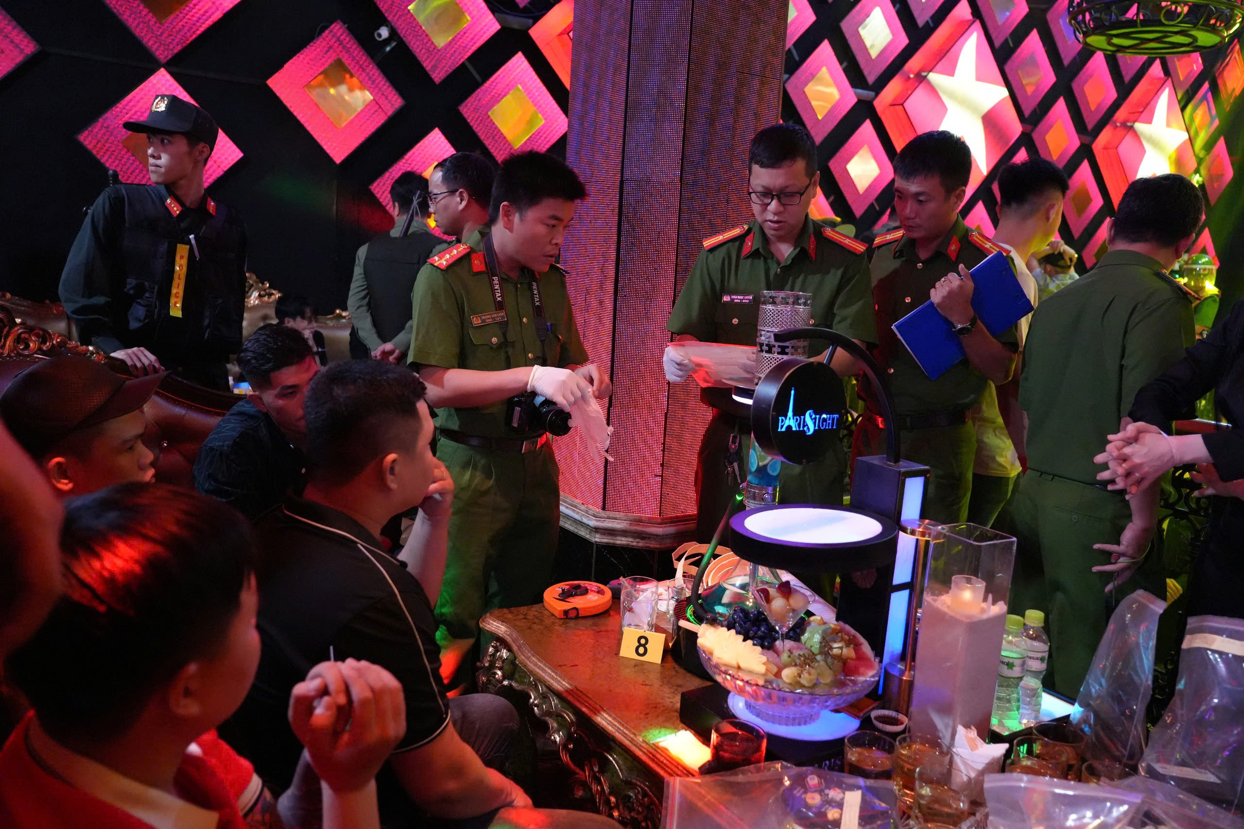 Paris Night Club, địa điểm ăn chơi khét tiếng ở Tp.Phan Thiết từng hoạt động ra sao?- Ảnh 8. Paris Night Club, địa điểm ăn chơi khét tiếng ở Tp.Phan Thiết từng hoạt động ra sao?- Ảnh 8.