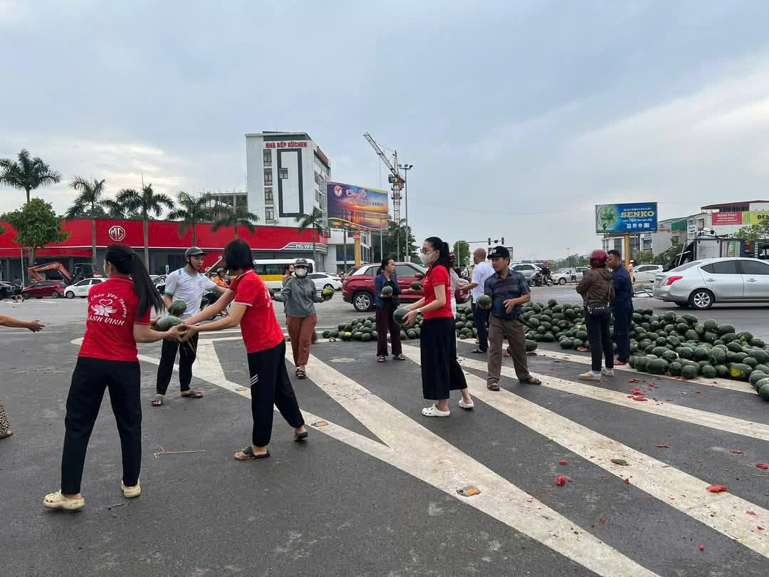 Người dân xứ Nghệ giải cứu hàng tấn dưa hấu cho tài xế xe tải sau tai nạn- Ảnh 2. Người dân xứ Nghệ giải cứu hàng tấn dưa hấu cho tài xế xe tải sau tai nạn- Ảnh 2.