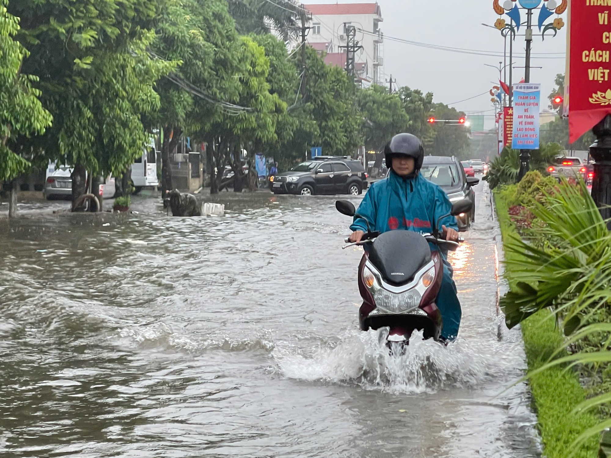 Mưa lớn, nhiều tuyến đường ở Tp.Đồng Hới lại ngập trong nước- Ảnh 3. Mưa lớn, nhiều tuyến đường ở Tp.Đồng Hới lại ngập trong nước- Ảnh 3.