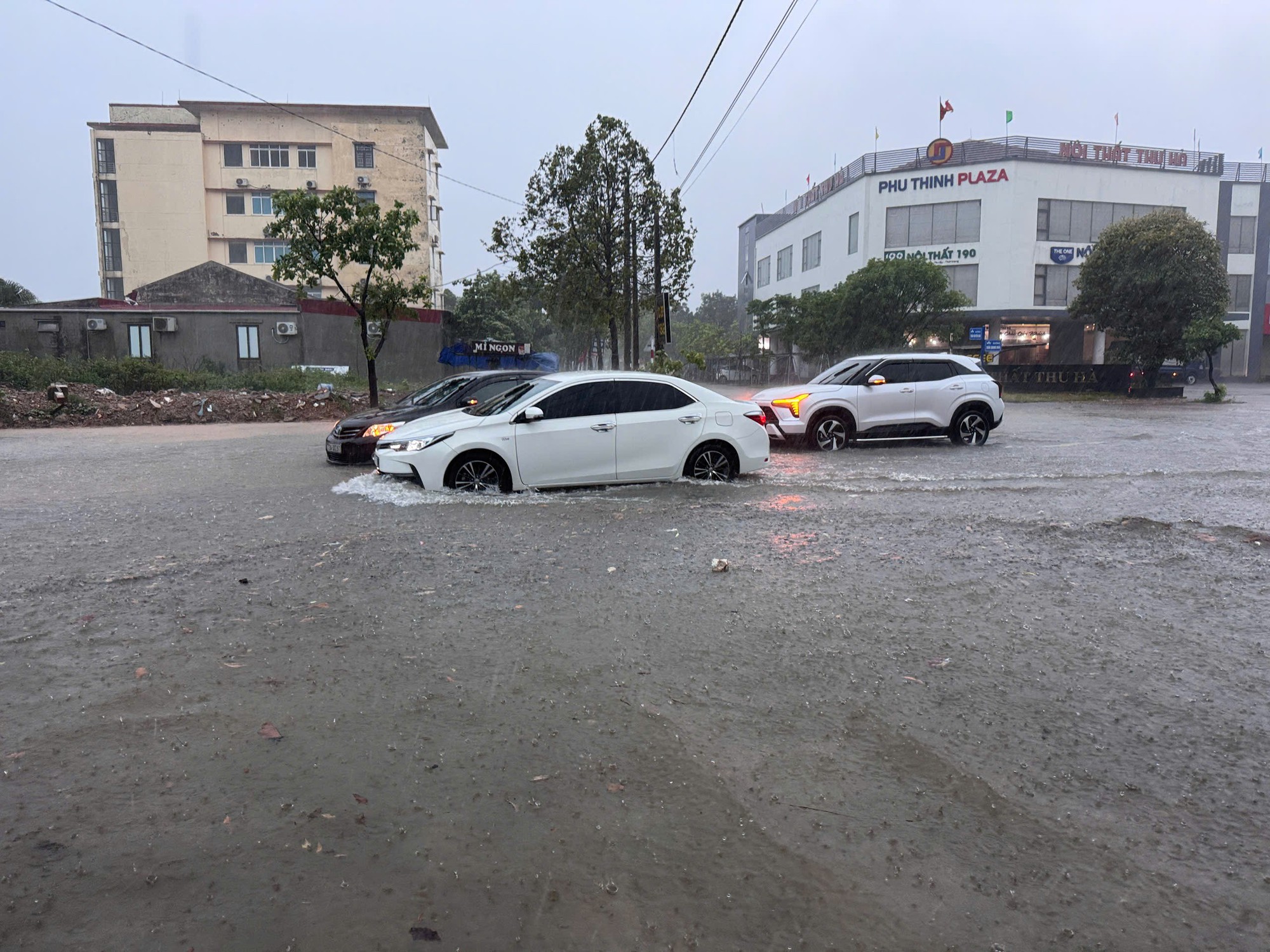 Mưa lớn, nhiều tuyến đường ở Tp.Đồng Hới lại ngập trong nước- Ảnh 6. Mưa lớn, nhiều tuyến đường ở Tp.Đồng Hới lại ngập trong nước- Ảnh 6.