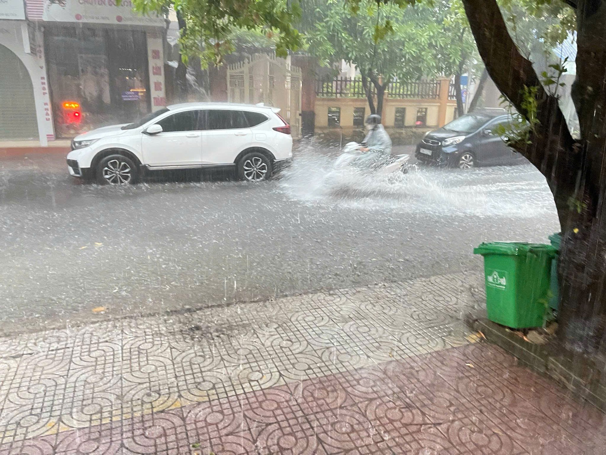 Mưa lớn, nhiều tuyến đường ở Tp.Đồng Hới lại ngập trong nước- Ảnh 5. Mưa lớn, nhiều tuyến đường ở Tp.Đồng Hới lại ngập trong nước- Ảnh 5.