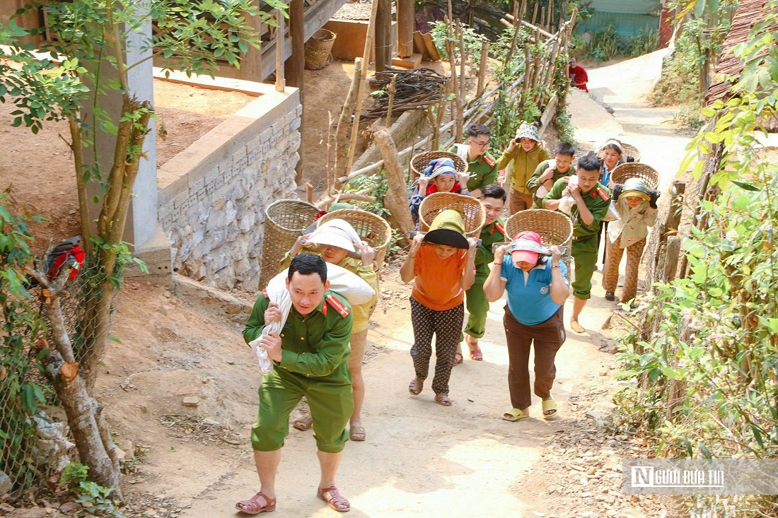 Cõng vật liệu lên đồi núi, chung tay giúp đỡ các hộ nghèo xóa nhà tạm bợ- Ảnh 1. Cõng vật liệu lên đồi núi, chung tay giúp đỡ các hộ nghèo xóa nhà tạm bợ- Ảnh 1.