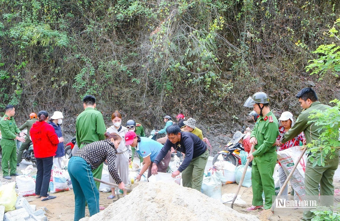 Cõng vật liệu lên đồi núi, chung tay giúp đỡ các hộ nghèo xóa nhà tạm bợ- Ảnh 3. Cõng vật liệu lên đồi núi, chung tay giúp đỡ các hộ nghèo xóa nhà tạm bợ- Ảnh 3.