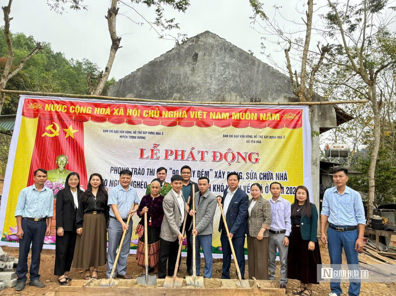 Cõng vật liệu lên đồi núi, chung tay giúp đỡ các hộ nghèo xóa nhà tạm bợ- Ảnh 6. Cõng vật liệu lên đồi núi, chung tay giúp đỡ các hộ nghèo xóa nhà tạm bợ- Ảnh 6.