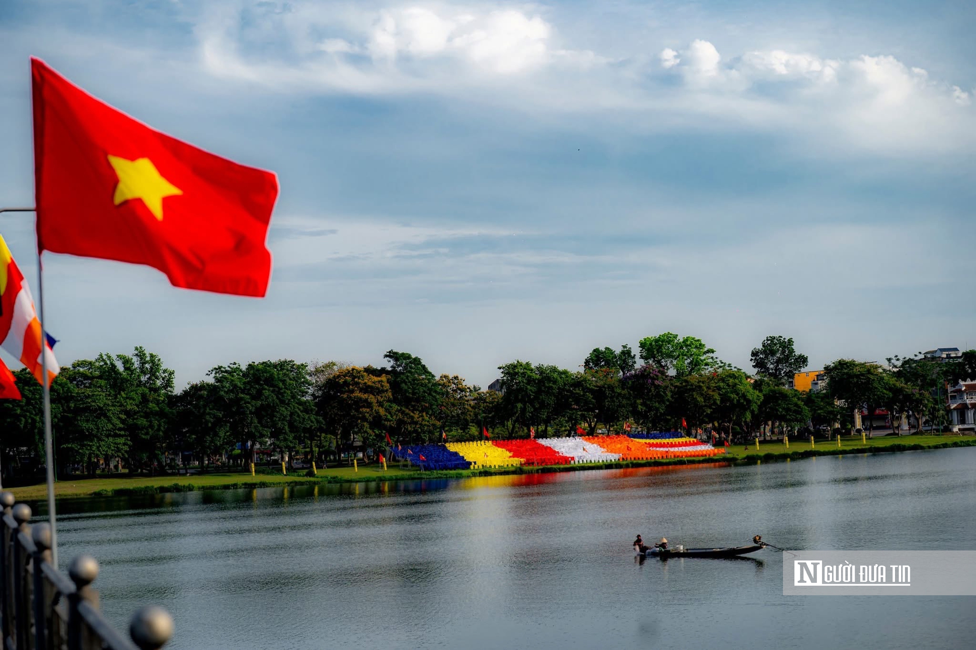 Đại kỳ xuất hiện bên dòng sông Hương thơ mộng thu hút người dân cùng du khách- Ảnh 1. Đại kỳ xuất hiện bên dòng sông Hương thơ mộng thu hút người dân cùng du khách- Ảnh 1.