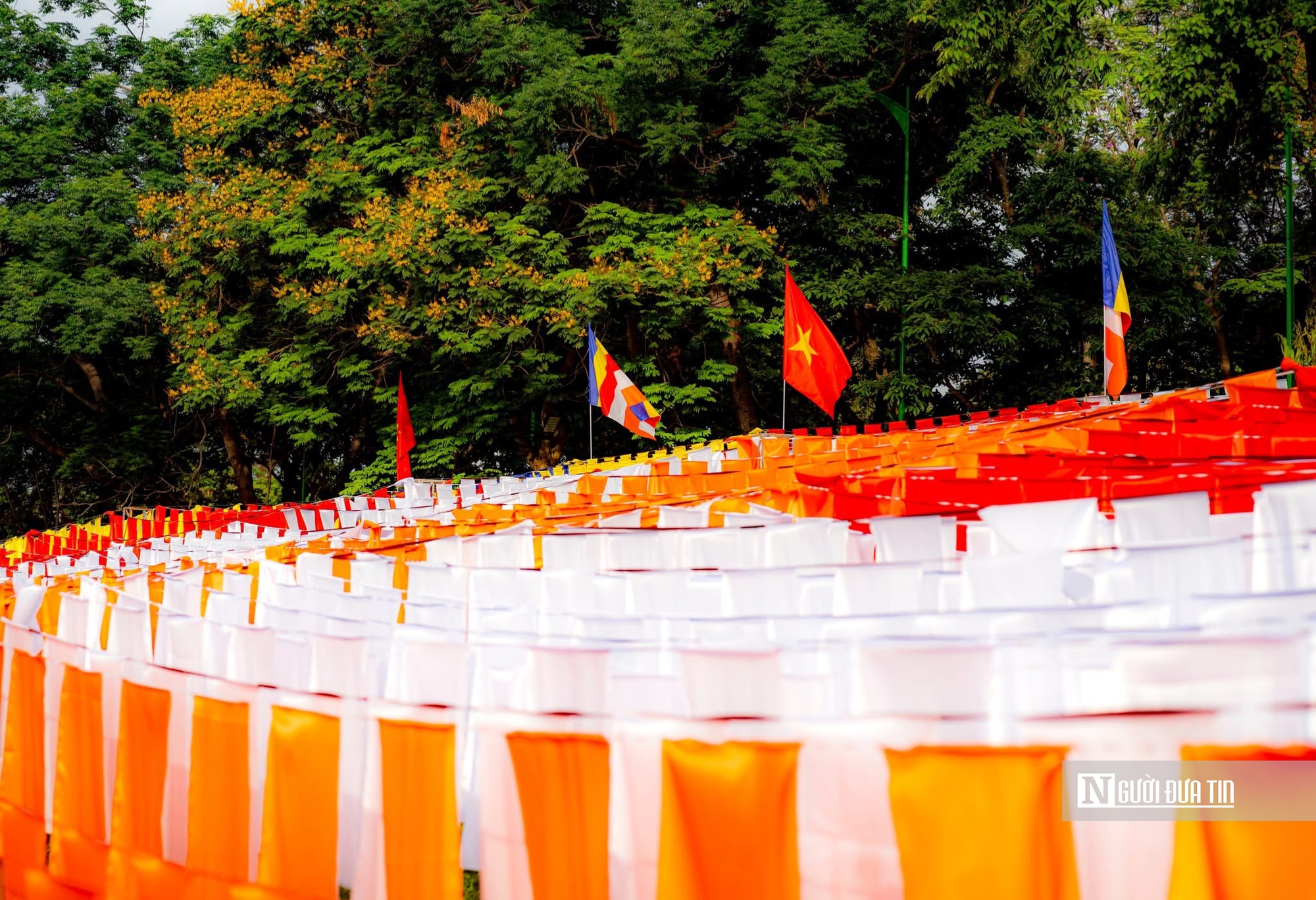 Đại kỳ xuất hiện bên dòng sông Hương thơ mộng thu hút người dân cùng du khách- Ảnh 4. Đại kỳ xuất hiện bên dòng sông Hương thơ mộng thu hút người dân cùng du khách- Ảnh 4.