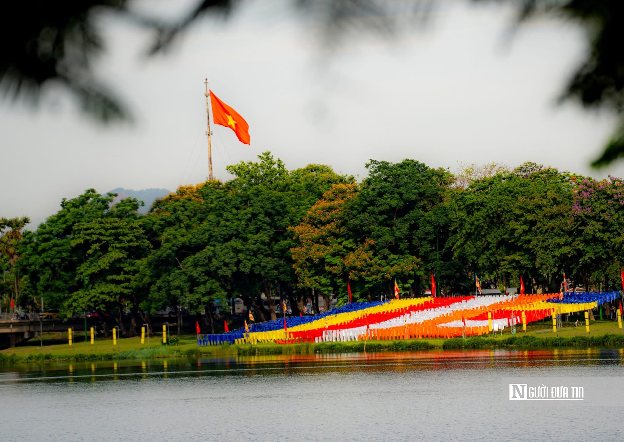 Đại kỳ xuất hiện bên dòng sông Hương thơ mộng thu hút người dân cùng du khách- Ảnh 5. Đại kỳ xuất hiện bên dòng sông Hương thơ mộng thu hút người dân cùng du khách- Ảnh 5.