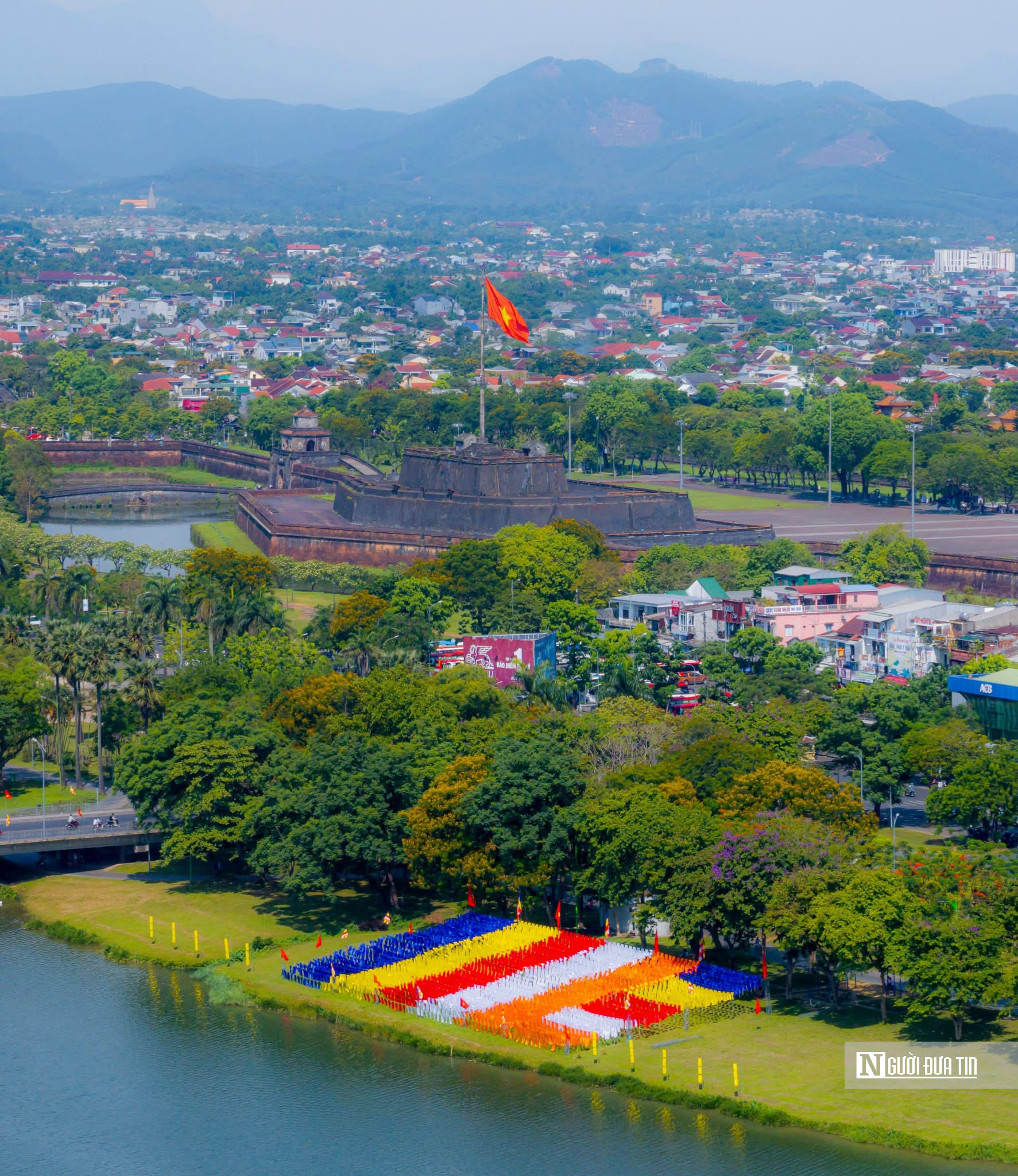 Đại kỳ xuất hiện bên dòng sông Hương thơ mộng thu hút người dân cùng du khách- Ảnh 6. Đại kỳ xuất hiện bên dòng sông Hương thơ mộng thu hút người dân cùng du khách- Ảnh 6.