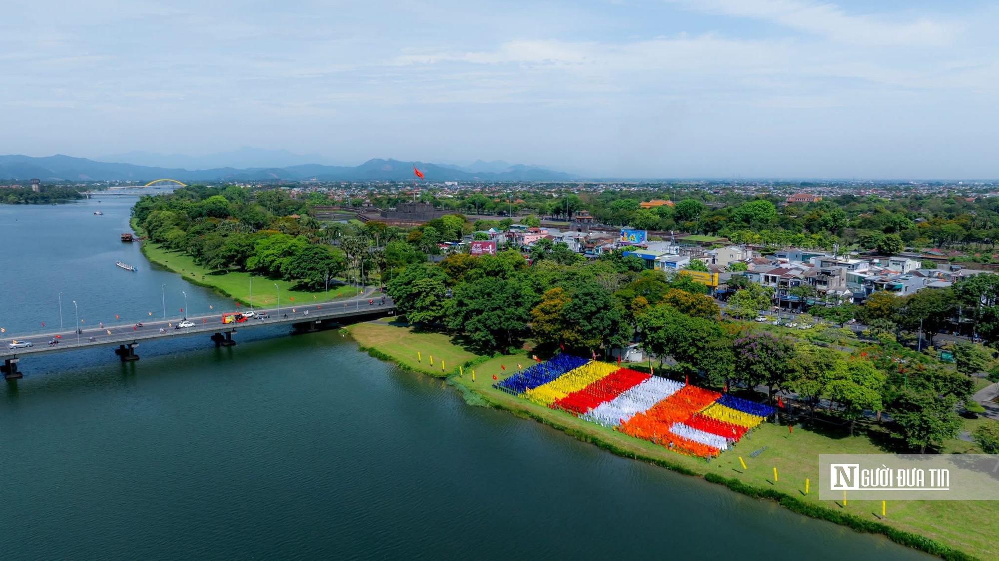 Đại kỳ xuất hiện bên dòng sông Hương thơ mộng thu hút người dân cùng du khách- Ảnh 8. Đại kỳ xuất hiện bên dòng sông Hương thơ mộng thu hút người dân cùng du khách- Ảnh 8.