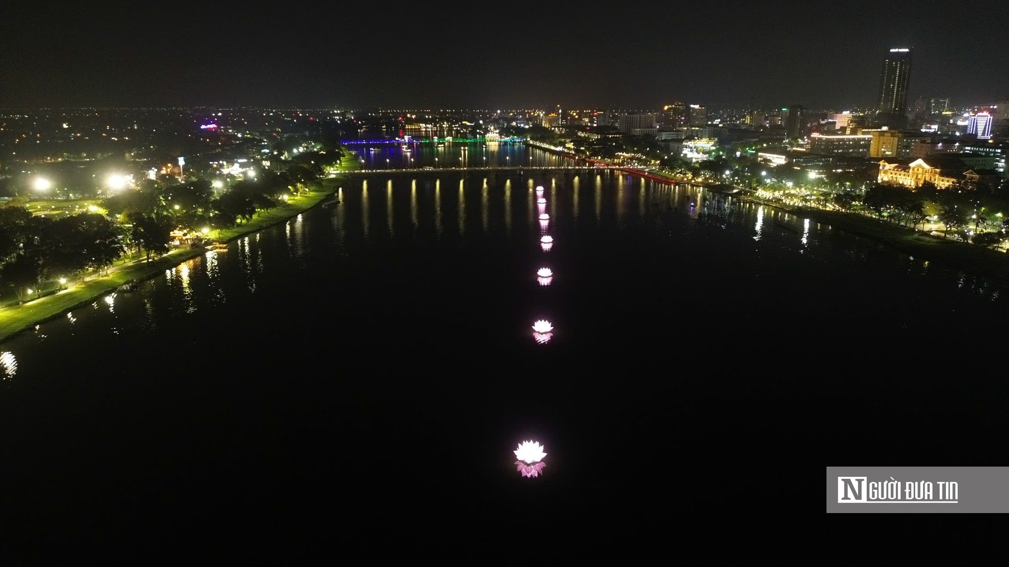 Cận cảnh 7 đoá sen khổng lồ thắp sáng giữa dòng sông Hương- Ảnh 5. Cận cảnh 7 đoá sen khổng lồ thắp sáng giữa dòng sông Hương- Ảnh 5.