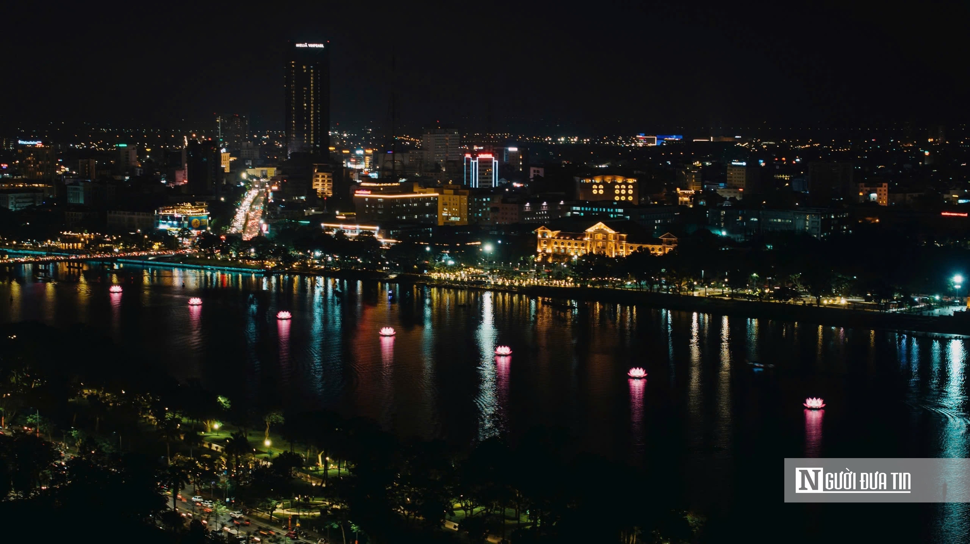 Cận cảnh 7 đoá sen khổng lồ thắp sáng giữa dòng sông Hương- Ảnh 7. Cận cảnh 7 đoá sen khổng lồ thắp sáng giữa dòng sông Hương- Ảnh 7.