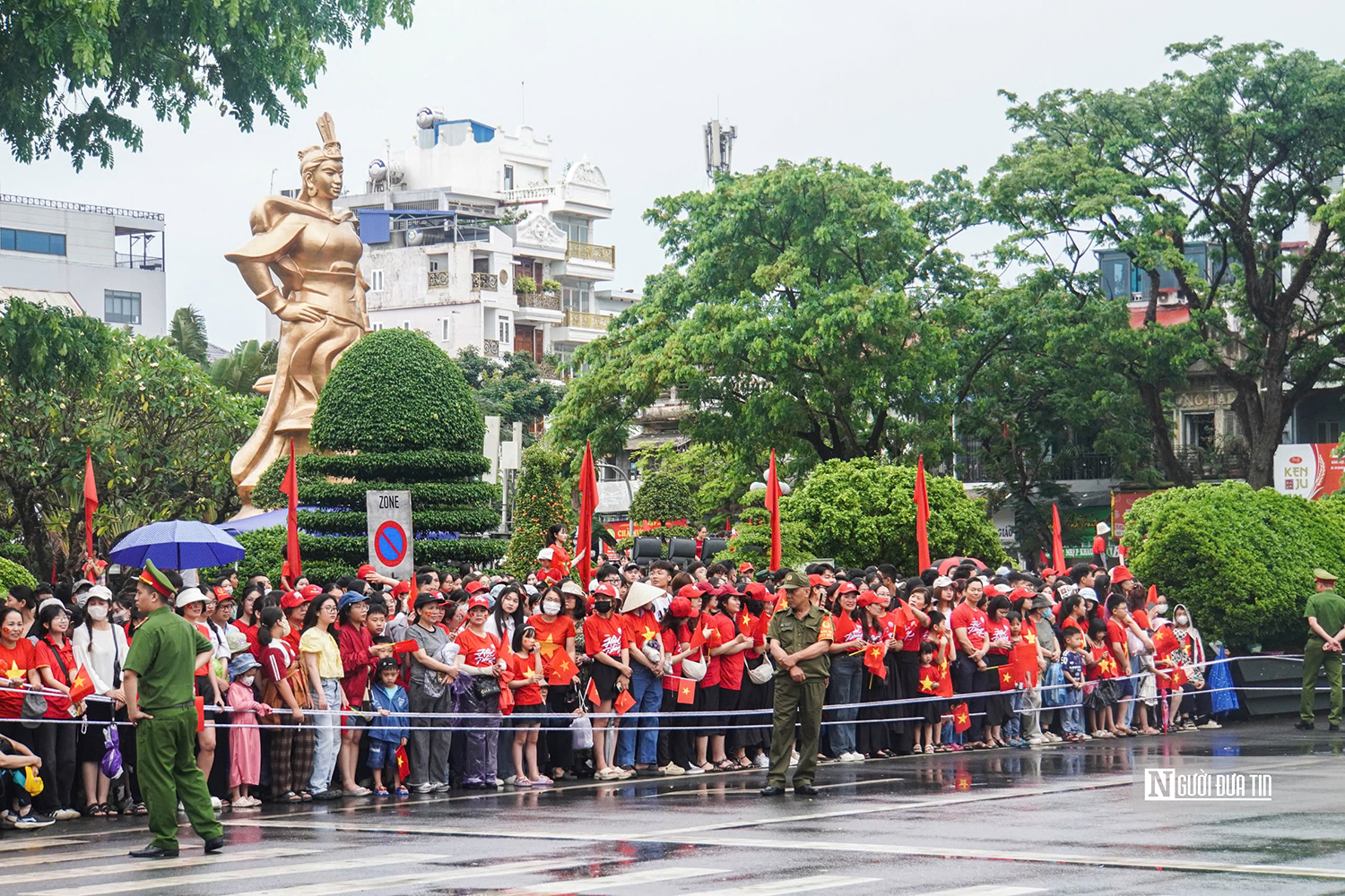 Hải Phòng: Hàng vạn người chen chân xem Diễu hành quần chúng- Ảnh 4. Hải Phòng: Hàng vạn người chen chân xem Diễu hành quần chúng- Ảnh 4.