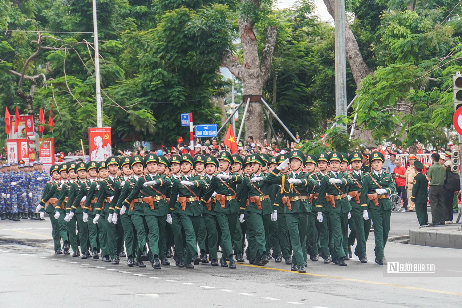 Hải Phòng: Hàng vạn người chen chân xem Diễu hành quần chúng- Ảnh 2. Hải Phòng: Hàng vạn người chen chân xem Diễu hành quần chúng- Ảnh 2.