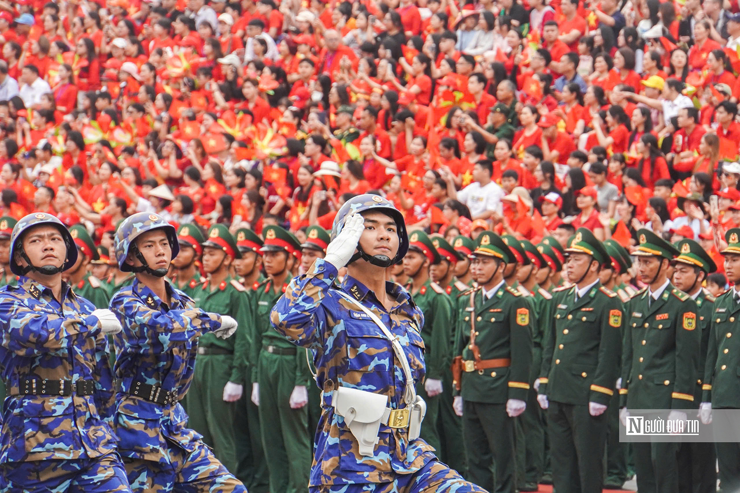 Hải Phòng: Hàng vạn người chen chân xem Diễu hành quần chúng- Ảnh 1. Hải Phòng: Hàng vạn người chen chân xem Diễu hành quần chúng- Ảnh 1.