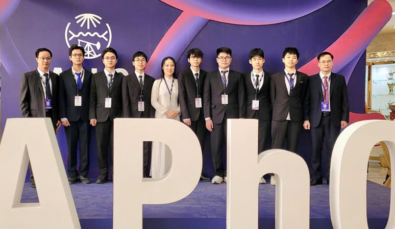 Học sinh Việt Nam đoạt 3 huy chương vàng Olympic Vật lý Châu Á - Ảnh 1. Học sinh Việt Nam đoạt 3 huy chương vàng Olympic Vật lý Châu Á - Ảnh 1.
