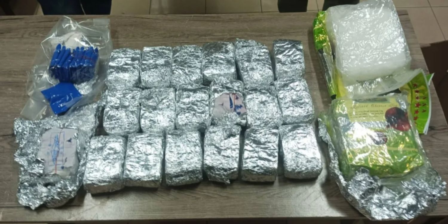 Đặt mua khăn ướt, người phụ nữ mở gói hàng ra kiểm tra thì sốc nặng- Ảnh 1. Đặt mua khăn ướt, người phụ nữ mở gói hàng ra kiểm tra thì sốc nặng- Ảnh 1.