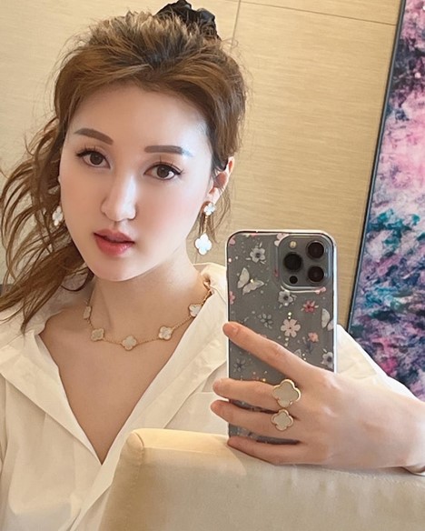 "Mỹ nhân đào mỏ" từ Á hậu trở thành phú bà nghìn tỷ trong vòng 8 tháng- Ảnh 1. "Mỹ nhân đào mỏ" từ Á hậu trở thành phú bà nghìn tỷ trong vòng 8 tháng- Ảnh 1.