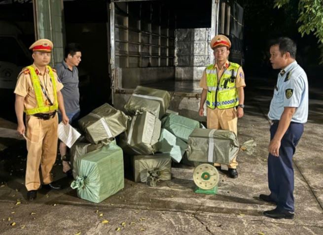 Quảng Ninh: Kiểm tra xe tải, phát hiện 300kg lòng lợn khô không rõ nguồn gốc- Ảnh 1. Quảng Ninh: Kiểm tra xe tải, phát hiện 300kg lòng lợn khô không rõ nguồn gốc- Ảnh 1.