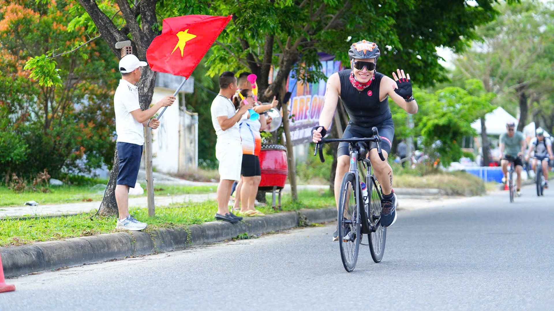 2 nữ vận động viên Việt làm nên kỳ tích tại IRONMAN 70.3 Đà Nẵng 2025- Ảnh 7. 2 nữ vận động viên Việt làm nên kỳ tích tại IRONMAN 70.3 Đà Nẵng 2025- Ảnh 7.