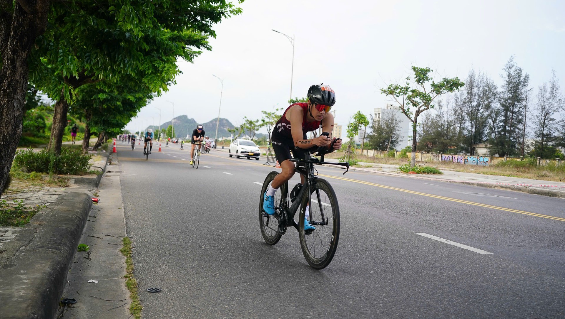 Các vận động viên phải vượt 90 km trong chặng đua đạp xe. Các vận động viên phải vượt 90 km trong chặng đua đạp xe.