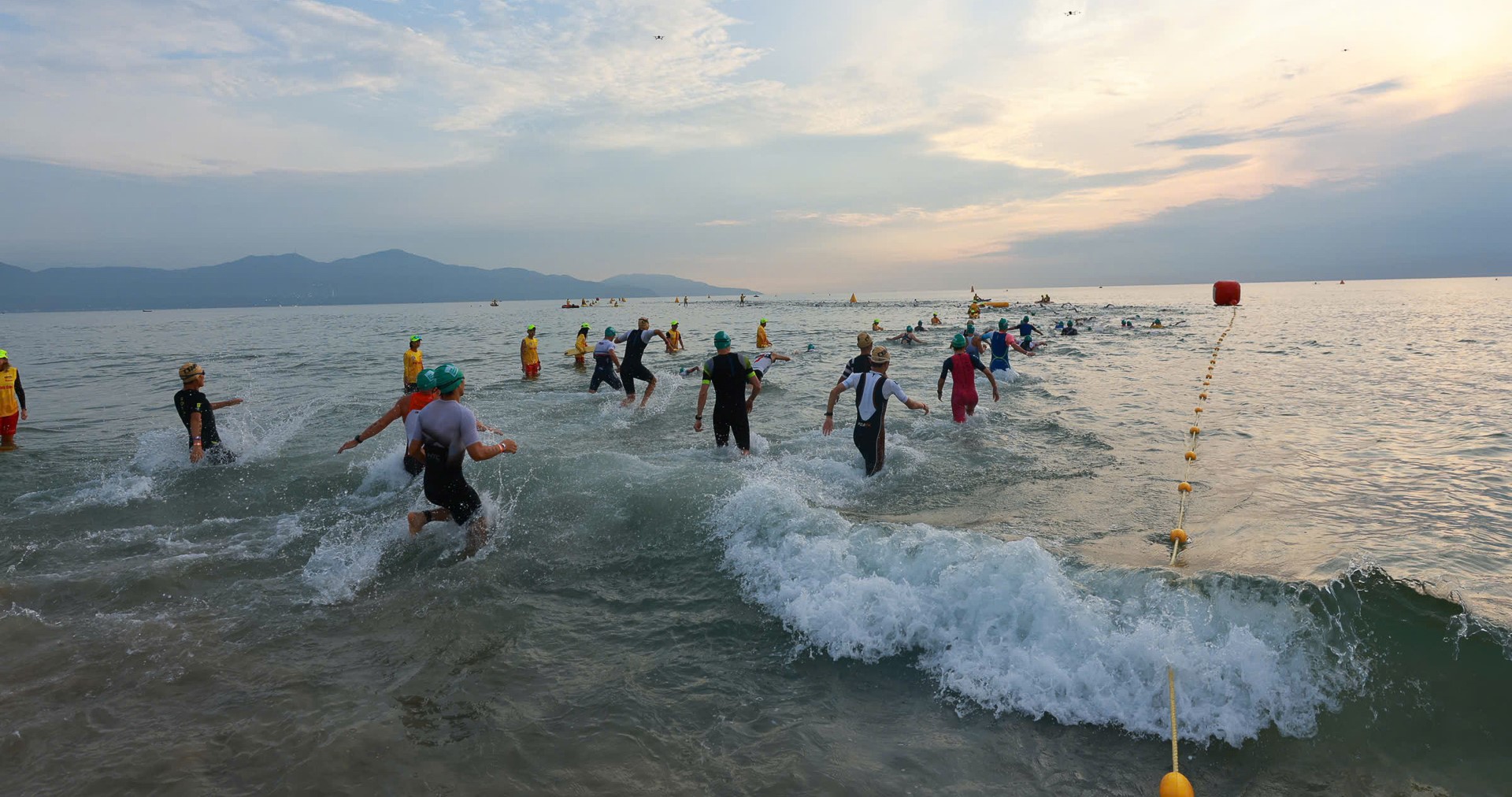 Hơn 3.500 vận động viên, trong đó có nhiều gương mặt chuyên nghiệp, huyền thoại phong trào và những người lần đầu tiên chạm tay vào thử thách "sắt thép", đã tạo nên một không khí lễ hội thực sự. Hơn 3.500 vận động viên, trong đó có nhiều gương mặt chuyên nghiệp, huyền thoại phong trào và những người lần đầu tiên chạm tay vào thử thách "sắt thép", đã tạo nên một không khí lễ hội thực sự.