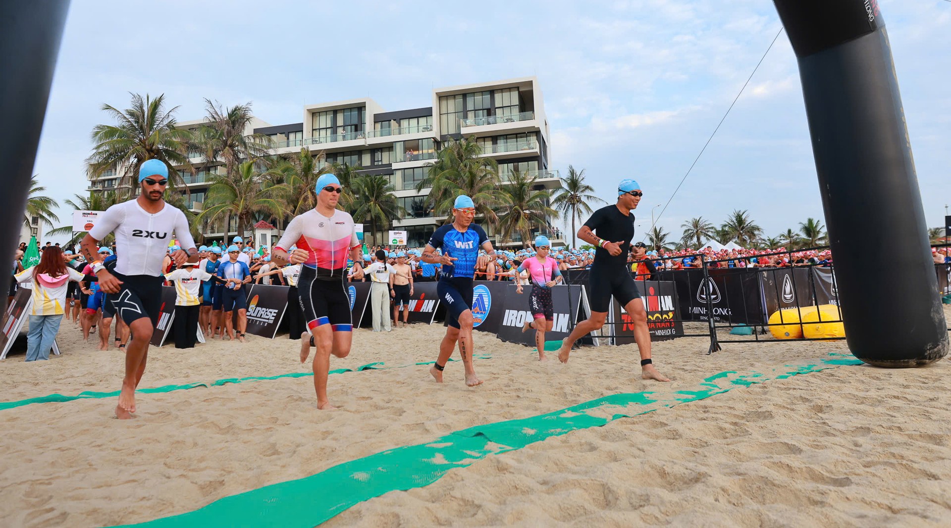 2 nữ vận động viên Việt làm nên kỳ tích tại IRONMAN 70.3 Đà Nẵng 2025- Ảnh 1. 2 nữ vận động viên Việt làm nên kỳ tích tại IRONMAN 70.3 Đà Nẵng 2025- Ảnh 1.