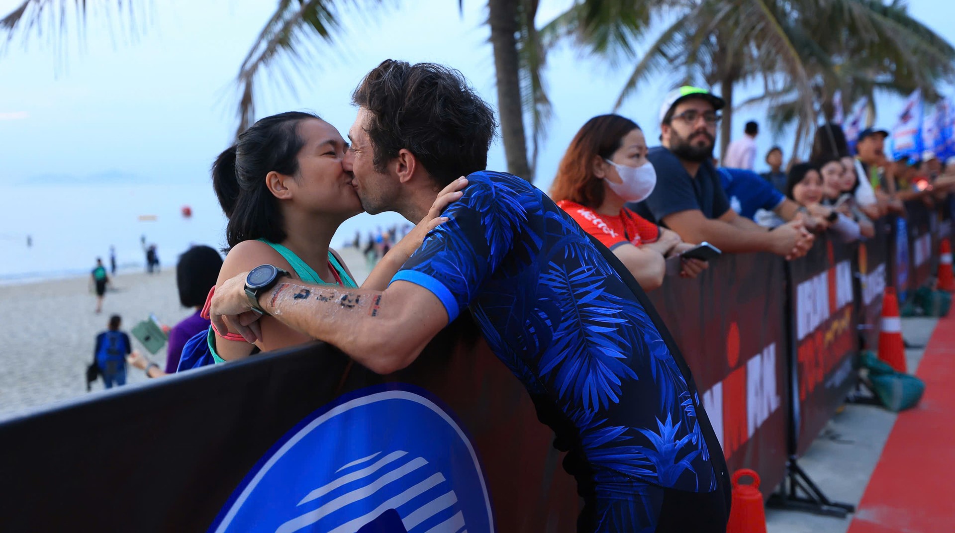 Giải IRONMAN 70.3 Đà Nẵng 2025 khép lại với những bước chạy cuối cùng in dấu trên đường bờ biển gió lộng. Nhưng với các vận động viên, người hâm mộ và thành phố chủ nhà, đây chỉ là bắt đầu của một hành trình mới, nơi con người không ngừng tìm kiếm giới hạn mới, không ngừng khát khao chinh phục chính mình. Giải IRONMAN 70.3 Đà Nẵng 2025 khép lại với những bước chạy cuối cùng in dấu trên đường bờ biển gió lộng. Nhưng với các vận động viên, người hâm mộ và thành phố chủ nhà, đây chỉ là bắt đầu của một hành trình mới, nơi con người không ngừng tìm kiếm giới hạn mới, không ngừng khát khao chinh phục chính mình.