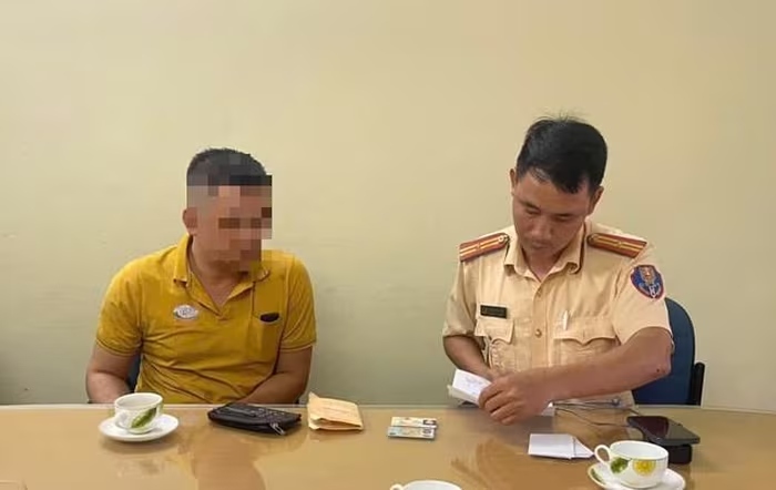 Xử phạt tài xế xe buýt cố tình mở cửa va vào xe máy chở trẻ nhỏ- Ảnh 1. Xử phạt tài xế xe buýt cố tình mở cửa va vào xe máy chở trẻ nhỏ- Ảnh 1.