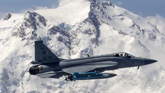 Pakistan tung video JF-17 xuất kích từ căn cứ bí mật, tấn công Ấn Độ- Ảnh 2. Pakistan tung video JF-17 xuất kích từ căn cứ bí mật, tấn công Ấn Độ- Ảnh 2.