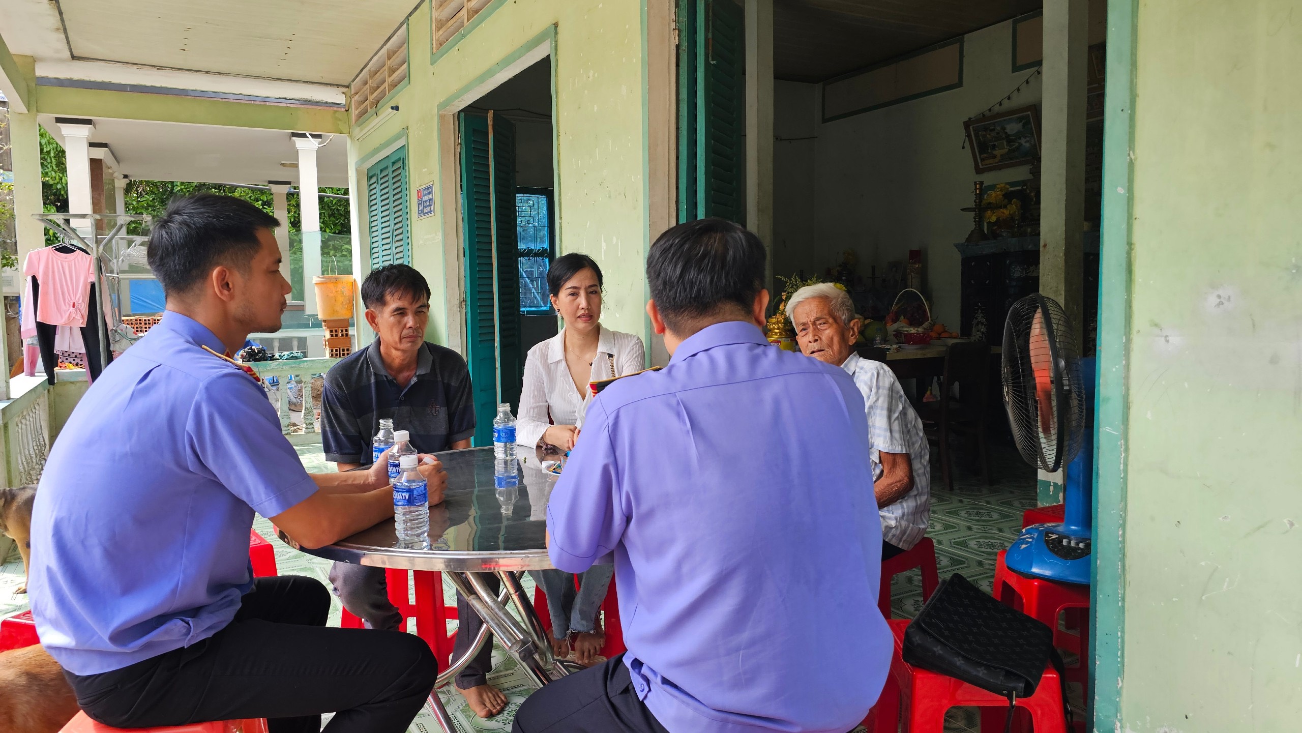 Bệnh viện thông tin tình hình sức khỏe tài xế trong vụ nổ súng ở Vĩnh Long- Ảnh 3. Bệnh viện thông tin tình hình sức khỏe tài xế trong vụ nổ súng ở Vĩnh Long- Ảnh 3.