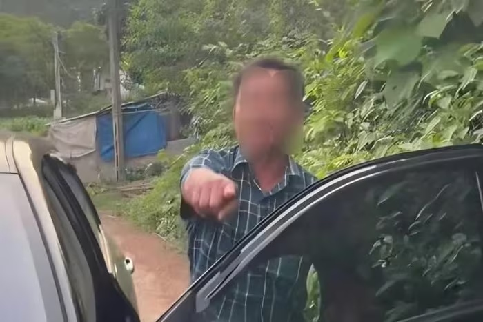 Vụ cô gái bị hành hung ở Bắc Giang: Người đánh là cán bộ xã- Ảnh 1. Vụ cô gái bị hành hung ở Bắc Giang: Người đánh là cán bộ xã- Ảnh 1.