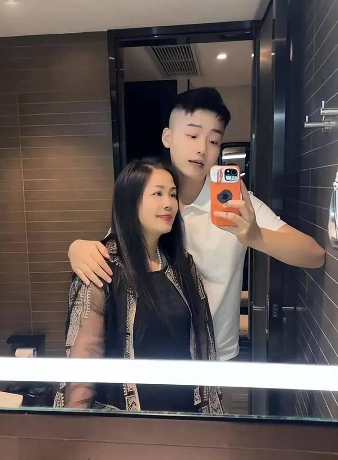 Chàng trai 20 tuổi lấy vợ già bằng tuổi mẹ mình, sau đám cưới cái kết thật "ngỡ ngàng"- Ảnh 1.