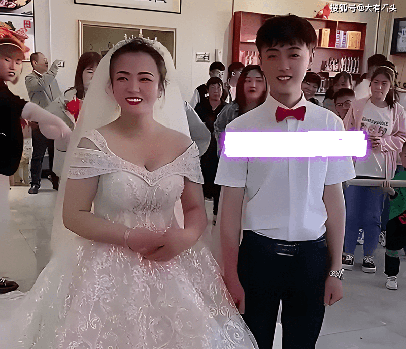 Chàng trai 20 tuổi cưới vợ già hơn 16 tuổi, cái kết thật bất ngờ- Ảnh 1. Chàng trai 20 tuổi cưới vợ già hơn 16 tuổi, cái kết thật bất ngờ- Ảnh 1.