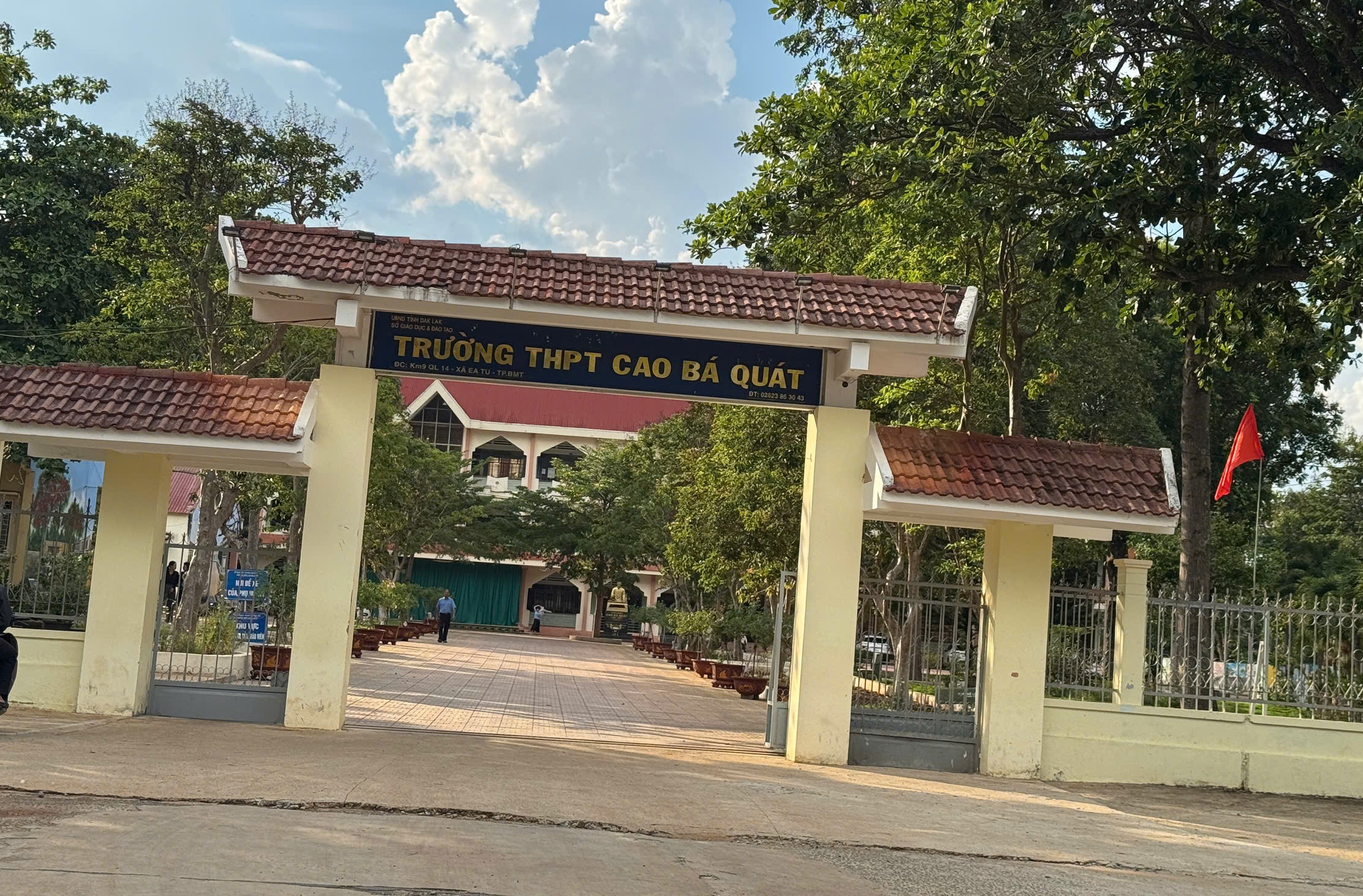 Sở Giáo dục và Đào tạo Đắk Lắk báo cáo vụ nhiều học sinh lớp 12 xin nghỉ học, bảo lưu kết quả- Ảnh 1. Sở Giáo dục và Đào tạo Đắk Lắk báo cáo vụ nhiều học sinh lớp 12 xin nghỉ học, bảo lưu kết quả- Ảnh 1.