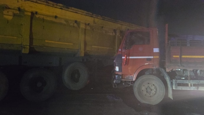 Xe tải đâm vào xe kéo trong đêm khiến 13 người thiệt mạng- Ảnh 1. Xe tải đâm vào xe kéo trong đêm khiến 13 người thiệt mạng- Ảnh 1.