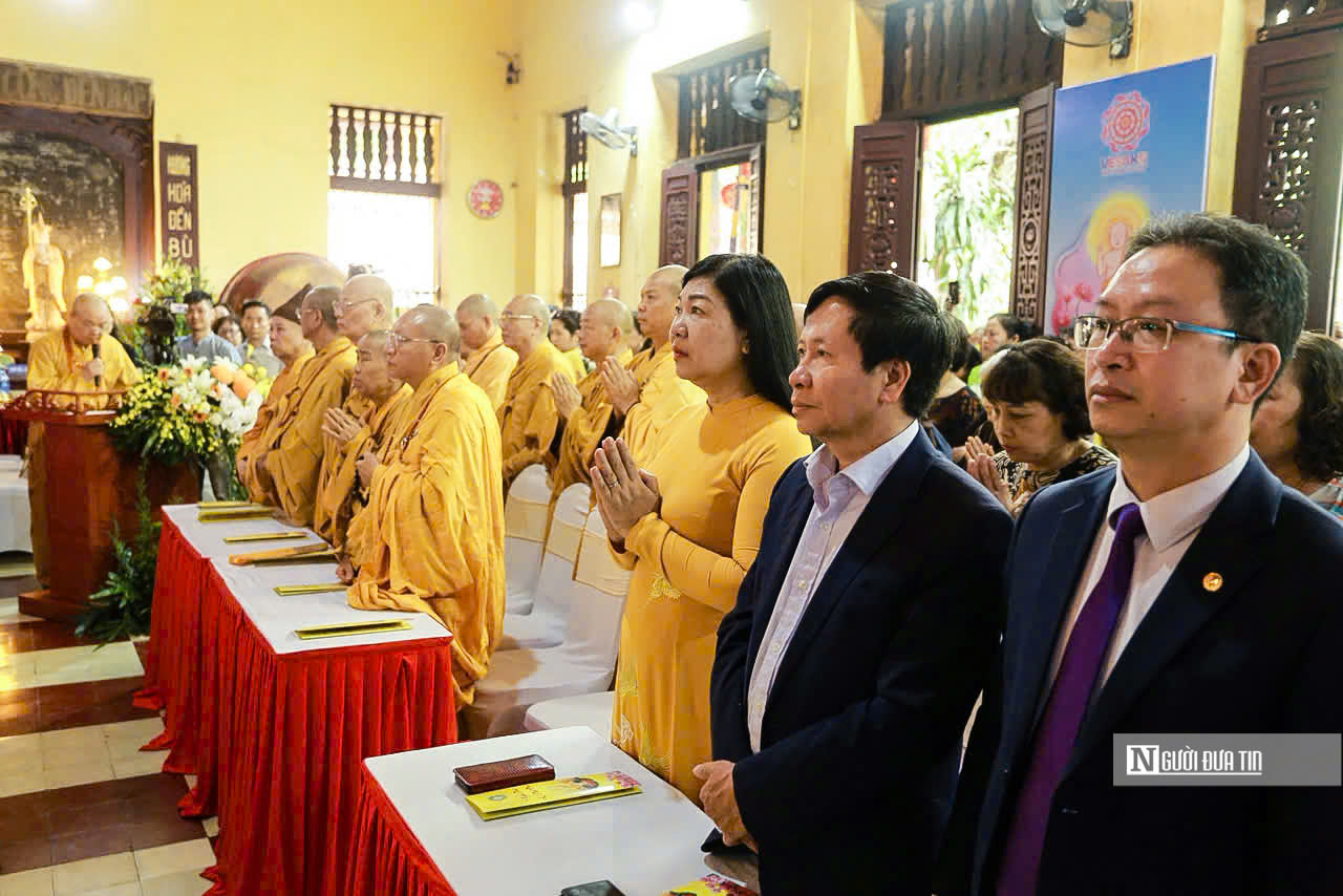 Hàng nghìn người dân đổ về chùa Quán Sứ mừng Phật đản- Ảnh 1. Hàng nghìn người dân đổ về chùa Quán Sứ mừng Phật đản- Ảnh 1.