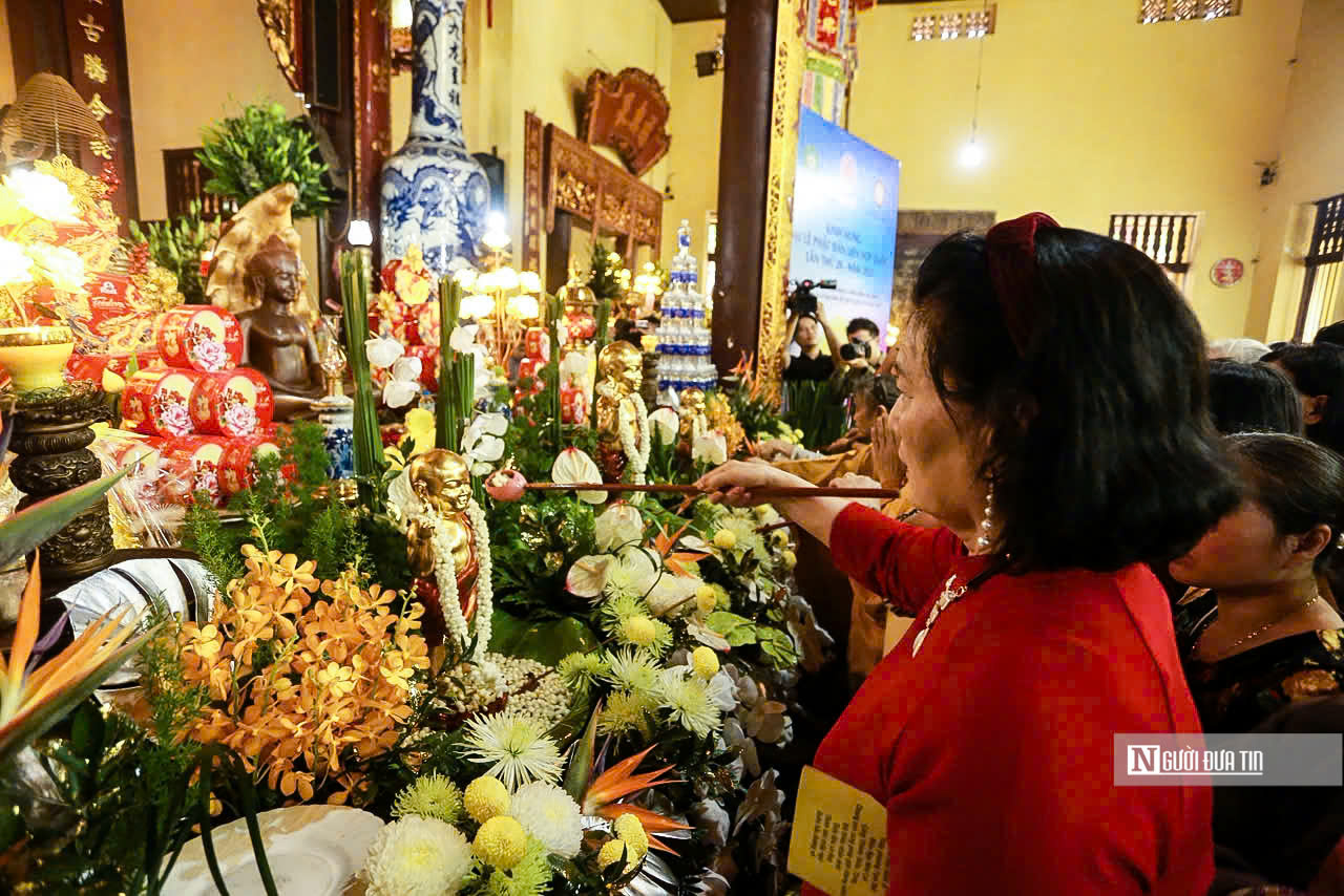 Hàng nghìn người dân đổ về chùa Quán Sứ mừng Phật đản- Ảnh 8. Hàng nghìn người dân đổ về chùa Quán Sứ mừng Phật đản- Ảnh 8.