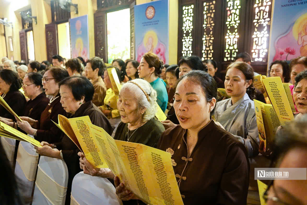 Hàng nghìn người dân đổ về chùa Quán Sứ mừng Phật đản- Ảnh 7. Hàng nghìn người dân đổ về chùa Quán Sứ mừng Phật đản- Ảnh 7.