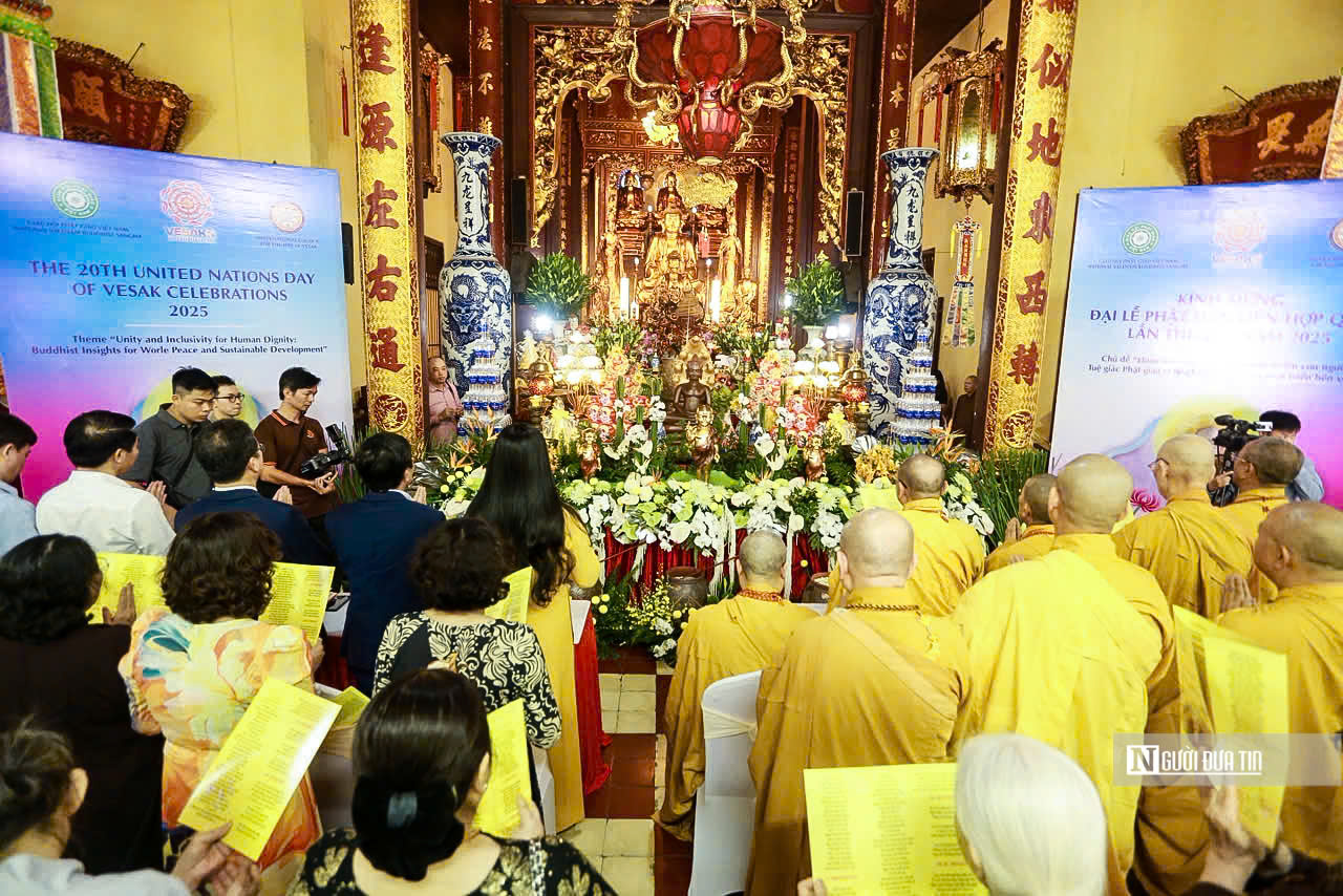 Hàng nghìn người dân đổ về chùa Quán Sứ mừng Phật đản- Ảnh 2. Hàng nghìn người dân đổ về chùa Quán Sứ mừng Phật đản- Ảnh 2.