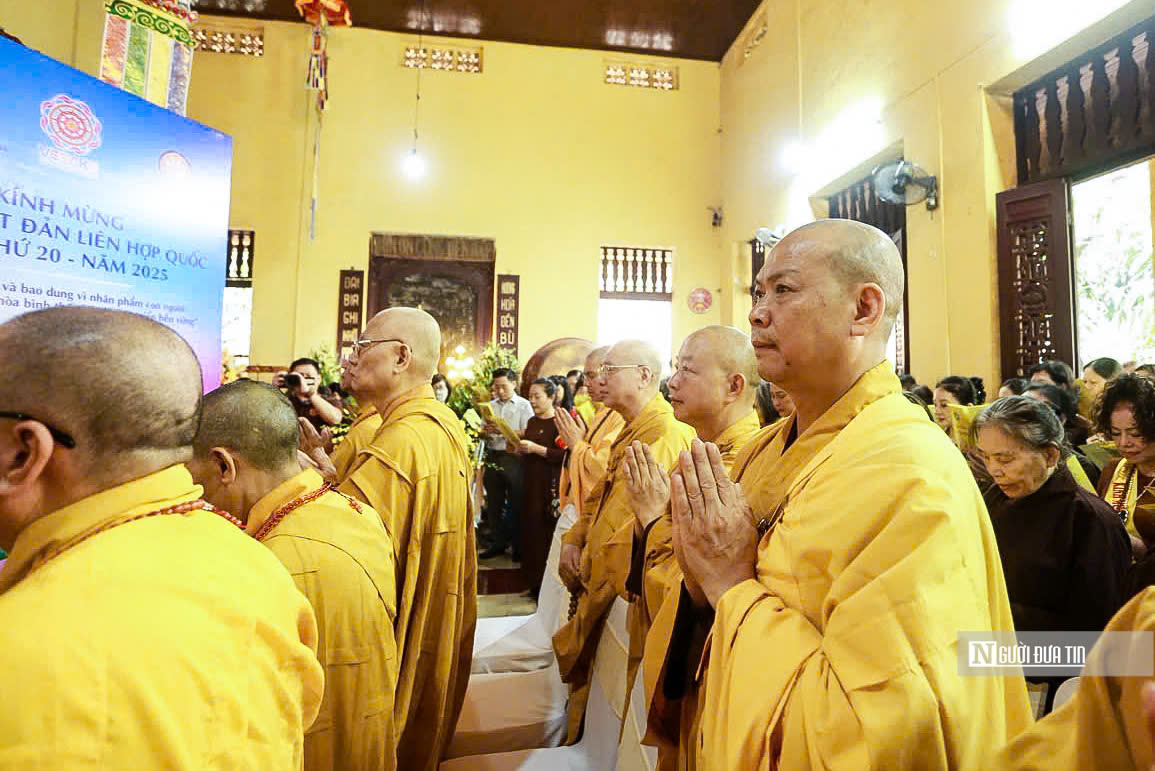 Hàng nghìn người dân đổ về chùa Quán Sứ mừng Phật đản- Ảnh 3. Hàng nghìn người dân đổ về chùa Quán Sứ mừng Phật đản- Ảnh 3.