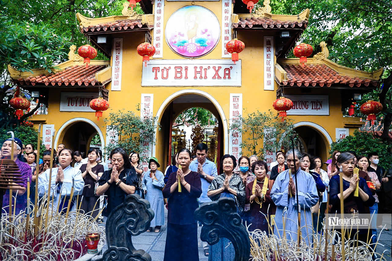 Hàng nghìn người dân đổ về chùa Quán Sứ mừng Phật đản- Ảnh 11. Hàng nghìn người dân đổ về chùa Quán Sứ mừng Phật đản- Ảnh 11.