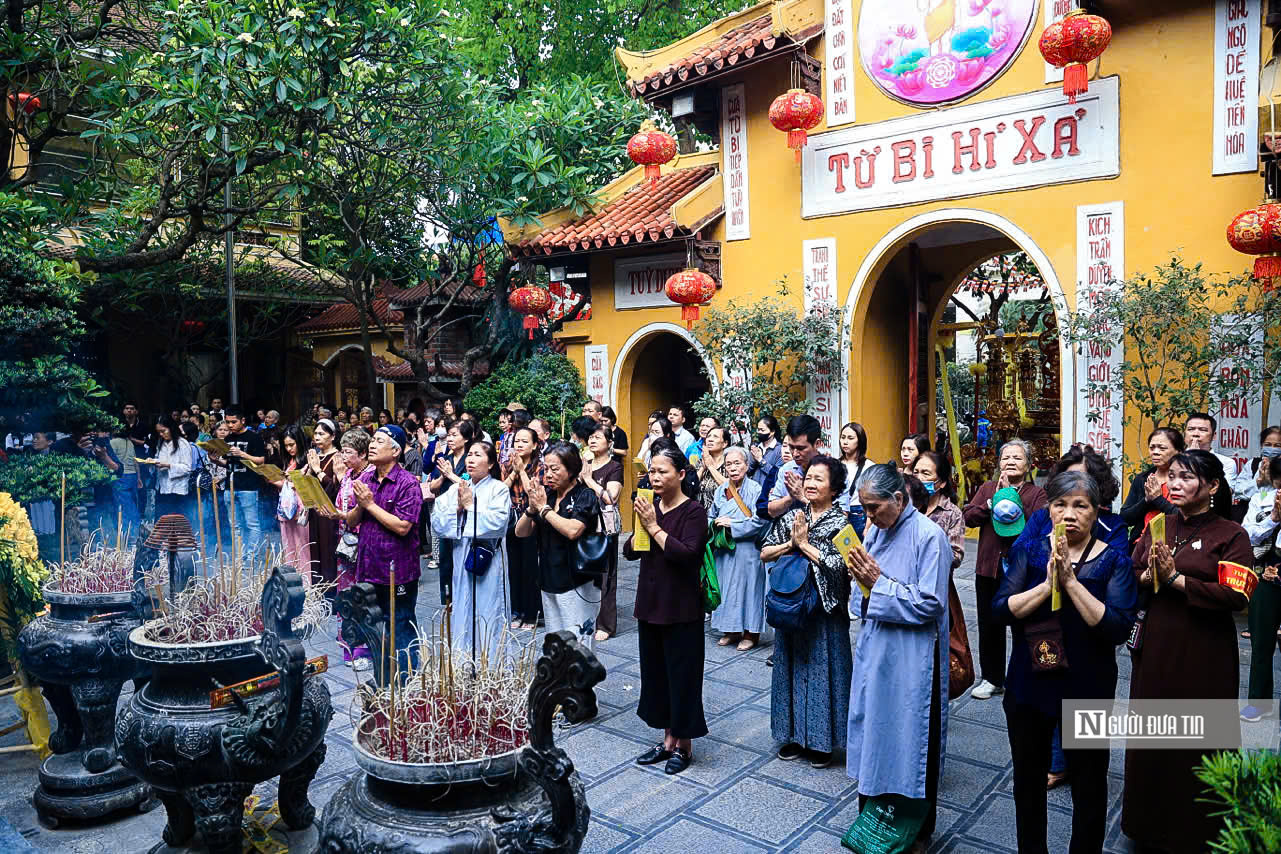 Hàng nghìn người dân đổ về chùa Quán Sứ mừng Phật đản- Ảnh 10. Hàng nghìn người dân đổ về chùa Quán Sứ mừng Phật đản- Ảnh 10.