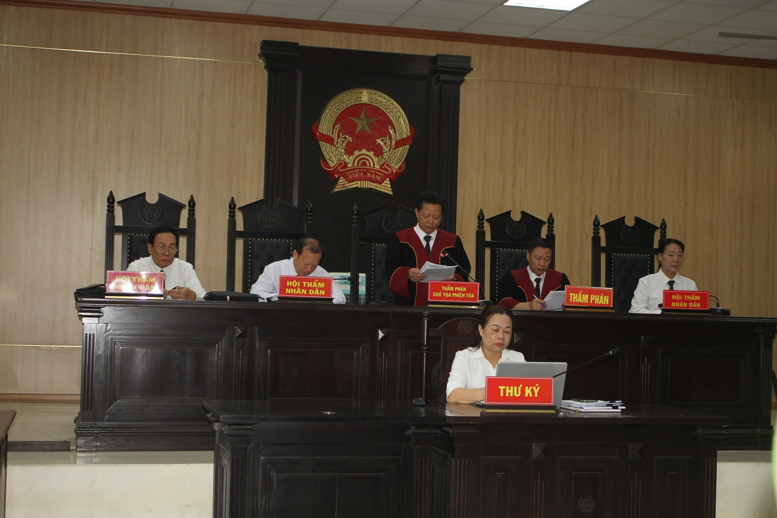 Giám đốc văn phòng đăng ký đất đai và 43 thuộc cấp ở Thanh Hóa lĩnh án- Ảnh 2. Giám đốc văn phòng đăng ký đất đai và 43 thuộc cấp ở Thanh Hóa lĩnh án- Ảnh 2.
