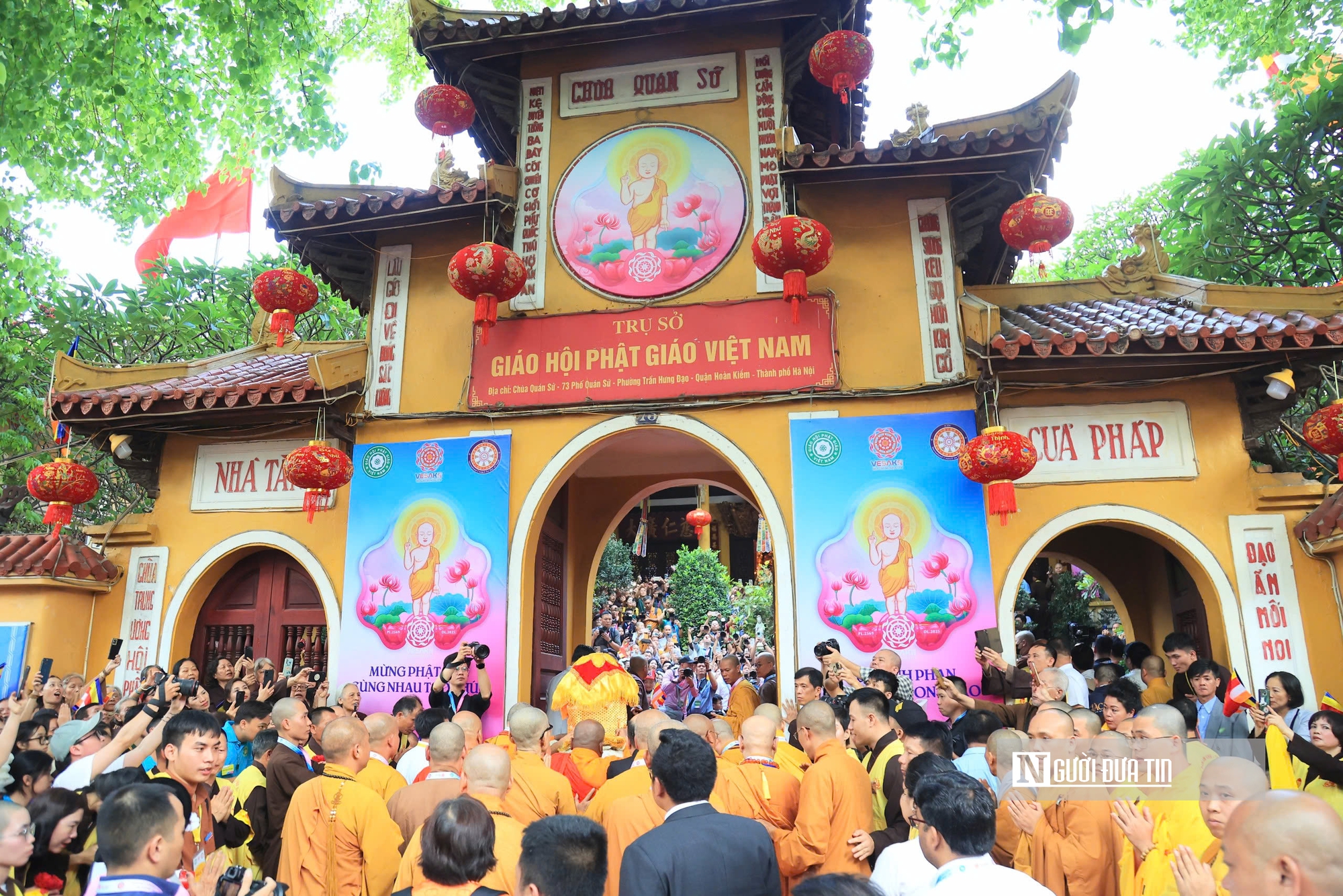 Cận cảnh Xá lợi Phật được cung rước về chùa Quán Sứ, Hà Nội- Ảnh 11. Cận cảnh Xá lợi Phật được cung rước về chùa Quán Sứ, Hà Nội- Ảnh 11.