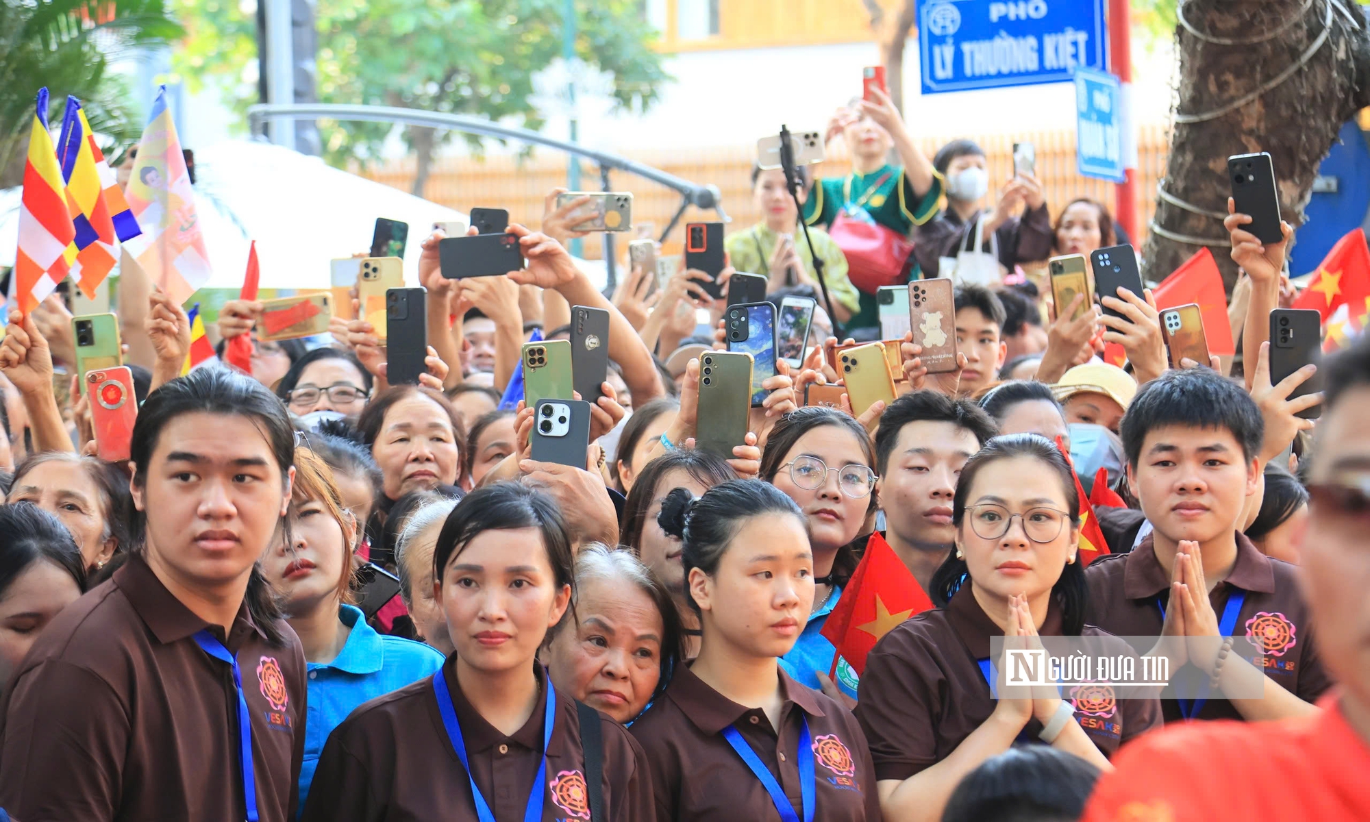 Cận cảnh Xá lợi Phật được cung rước về chùa Quán Sứ, Hà Nội- Ảnh 7. Cận cảnh Xá lợi Phật được cung rước về chùa Quán Sứ, Hà Nội- Ảnh 7.