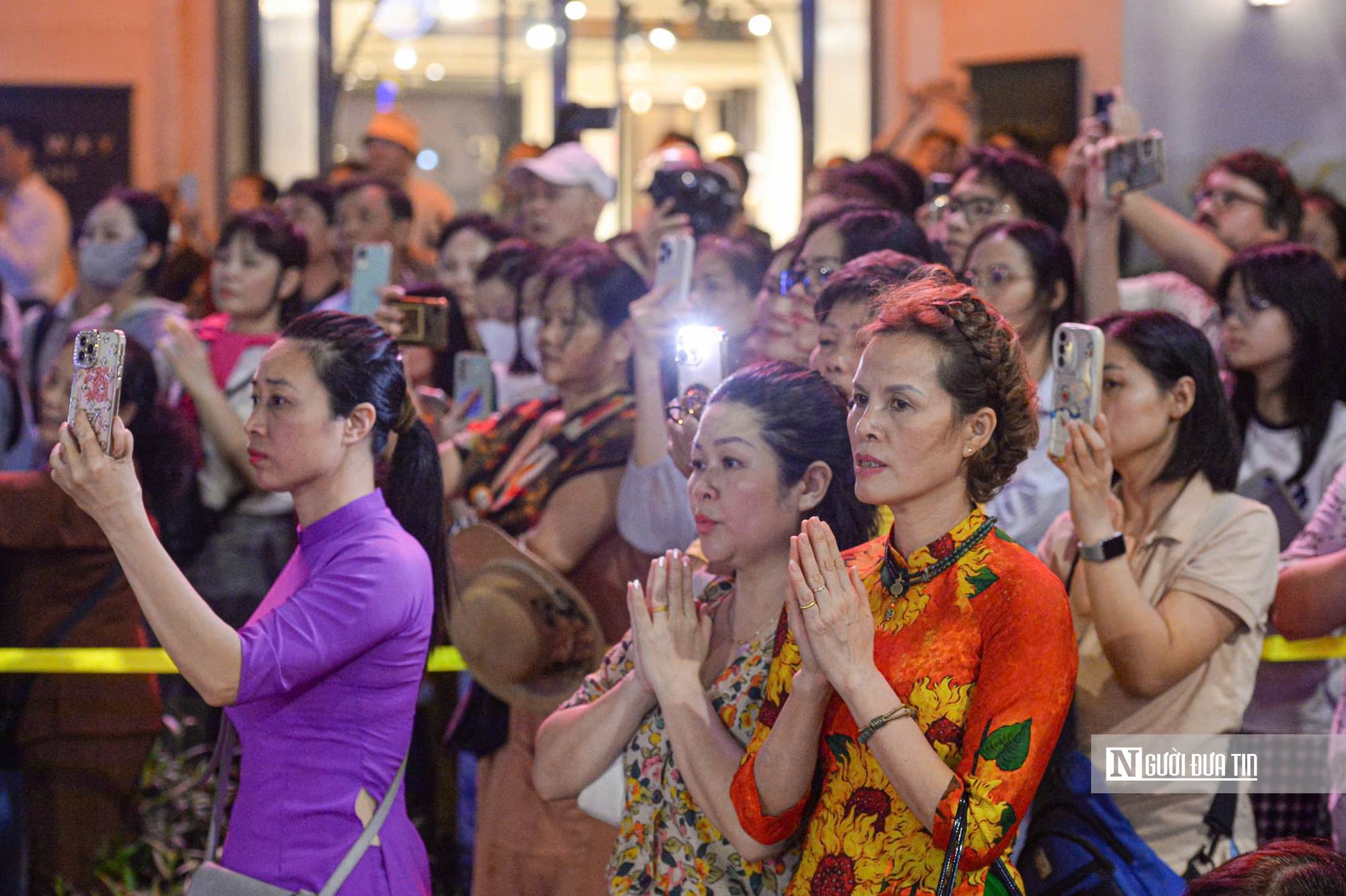 Cung rước trang nghiêm Xá lợi Đức Phật qua nhiều tuyến phố Hà Nội- Ảnh 17. Cung rước trang nghiêm Xá lợi Đức Phật qua nhiều tuyến phố Hà Nội- Ảnh 17.