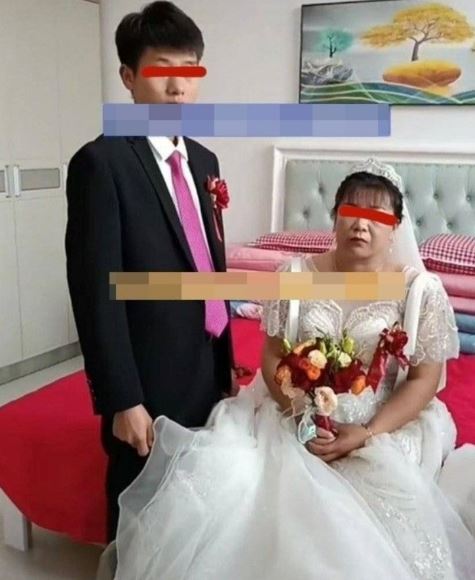 Chàng trai 28 tuổi cưới vợ 42 tuổi, bố mẹ phản đối rồi "quay xe" khi biết gia thế cô dâu- Ảnh 1. Chàng trai 28 tuổi cưới vợ 42 tuổi, bố mẹ phản đối rồi "quay xe" khi biết gia thế cô dâu- Ảnh 1.