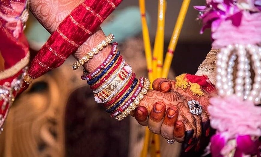 Chú rể tát cô dâu ngất xỉu, 2 gia đình ẩu đả dữ dội trong đám cưới- Ảnh 1. Chú rể tát cô dâu ngất xỉu, 2 gia đình ẩu đả dữ dội trong đám cưới- Ảnh 1.