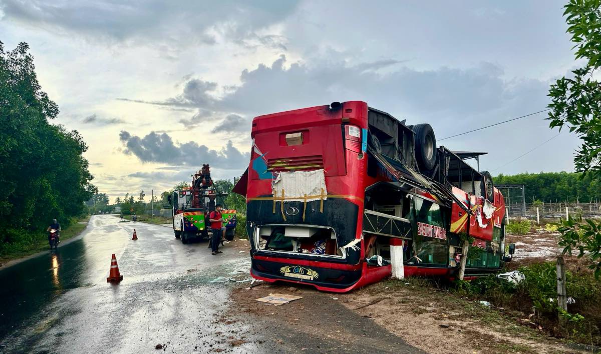 Xe khách chở 24 người lật ngửa trên Quốc lộ 55- Ảnh 2. Xe khách chở 24 người lật ngửa trên Quốc lộ 55- Ảnh 2.